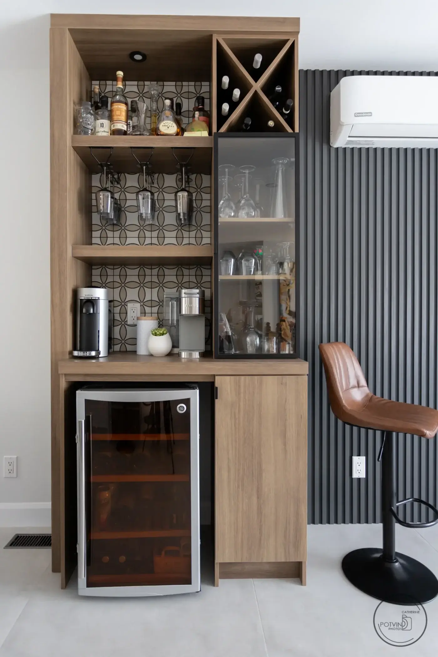 Cellier intégré en stratifié bois avec rangement à vin, étagères vitrées et espace café – coin bar design par Armoires Mathurin.