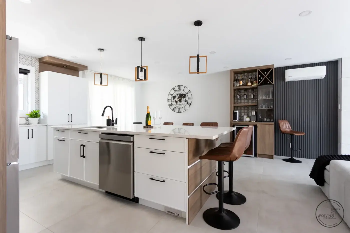 Cuisine contemporaine avec îlot en stratifié bois et blanc, armoires sur mesure, cellier intégré et coin bar design par Armoires Mathurin.