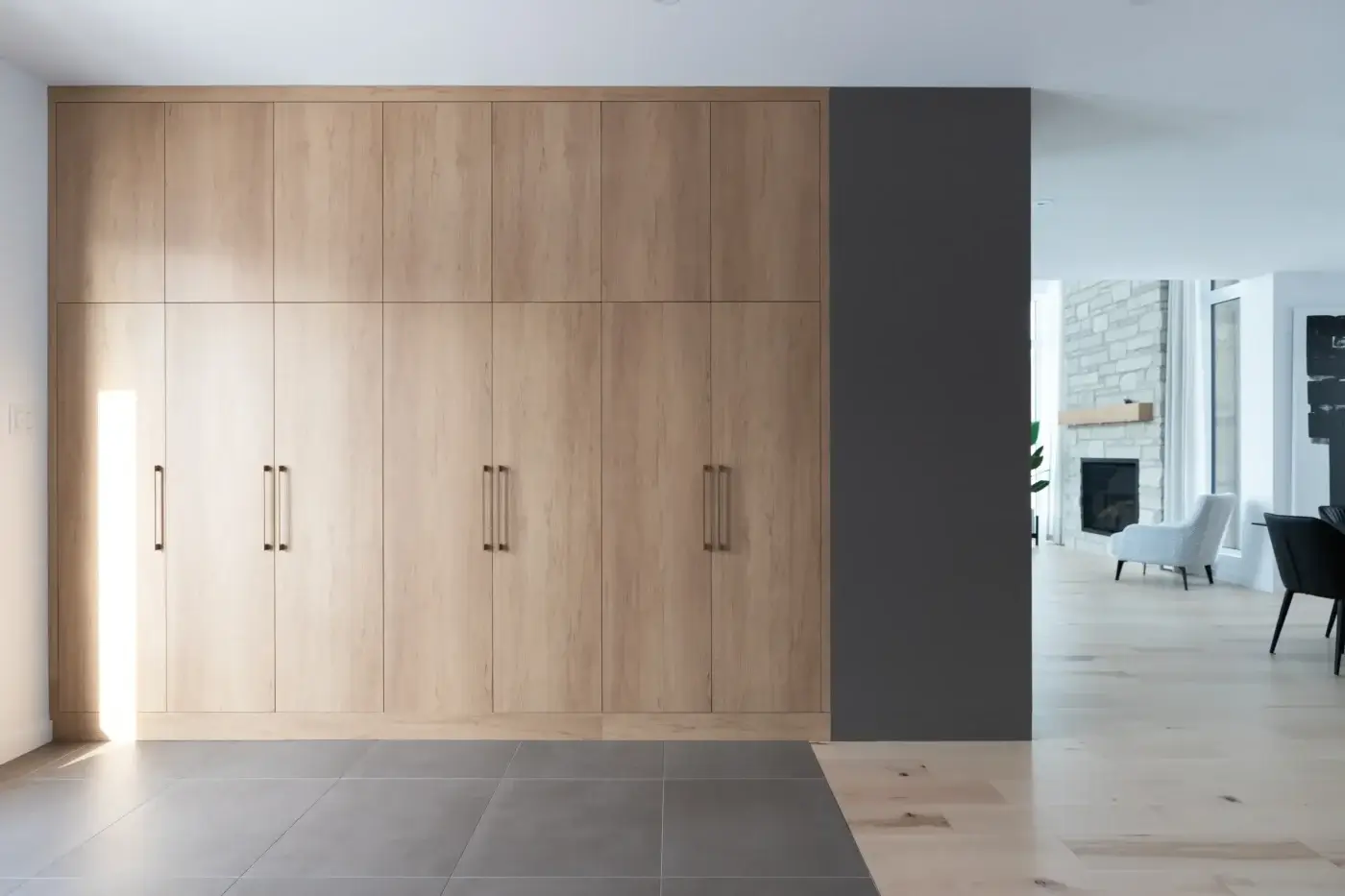 Mobilier d’entrée moderne avec armoires murales pleine hauteur sur mesure dans une construction neuve à Québec.