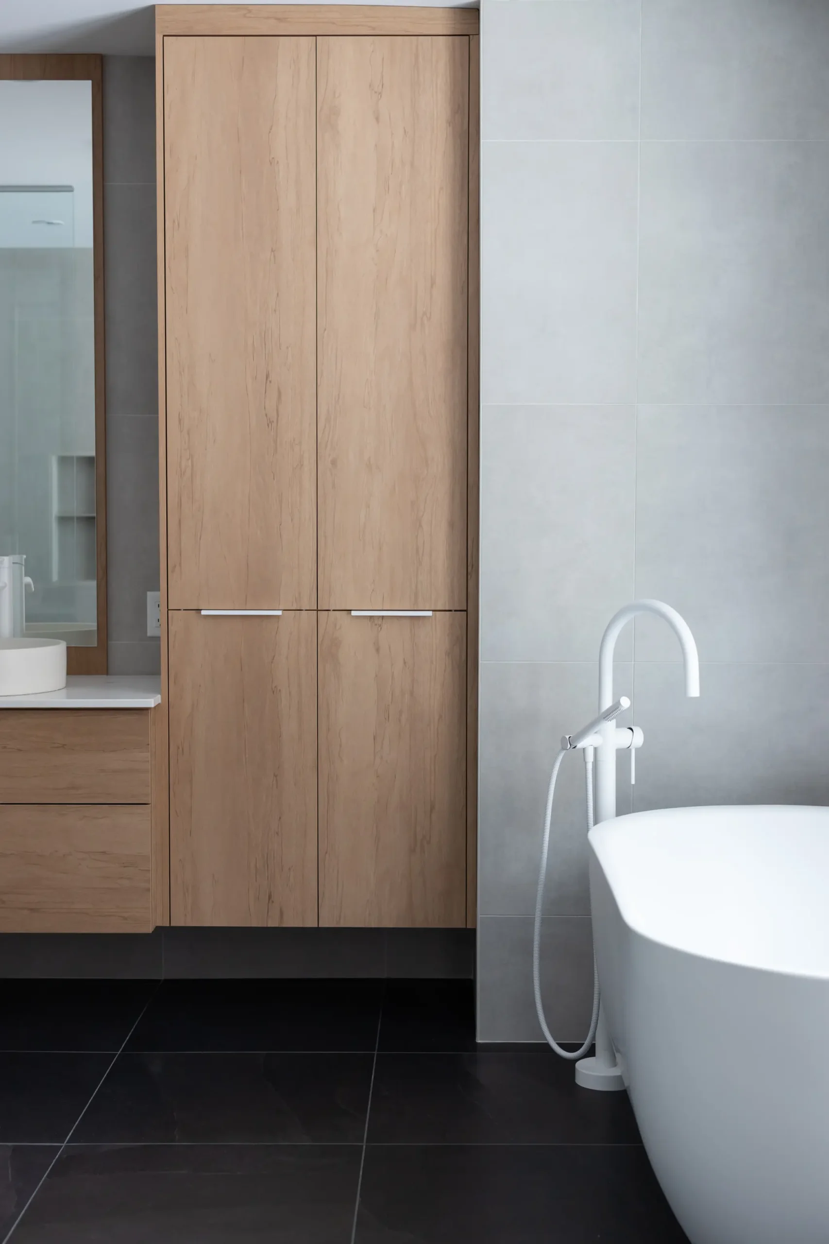 Lingerie sur mesure en bois naturel dans salle de bain contemporaine à Québec – Mathurin cuisines & salles de bains.