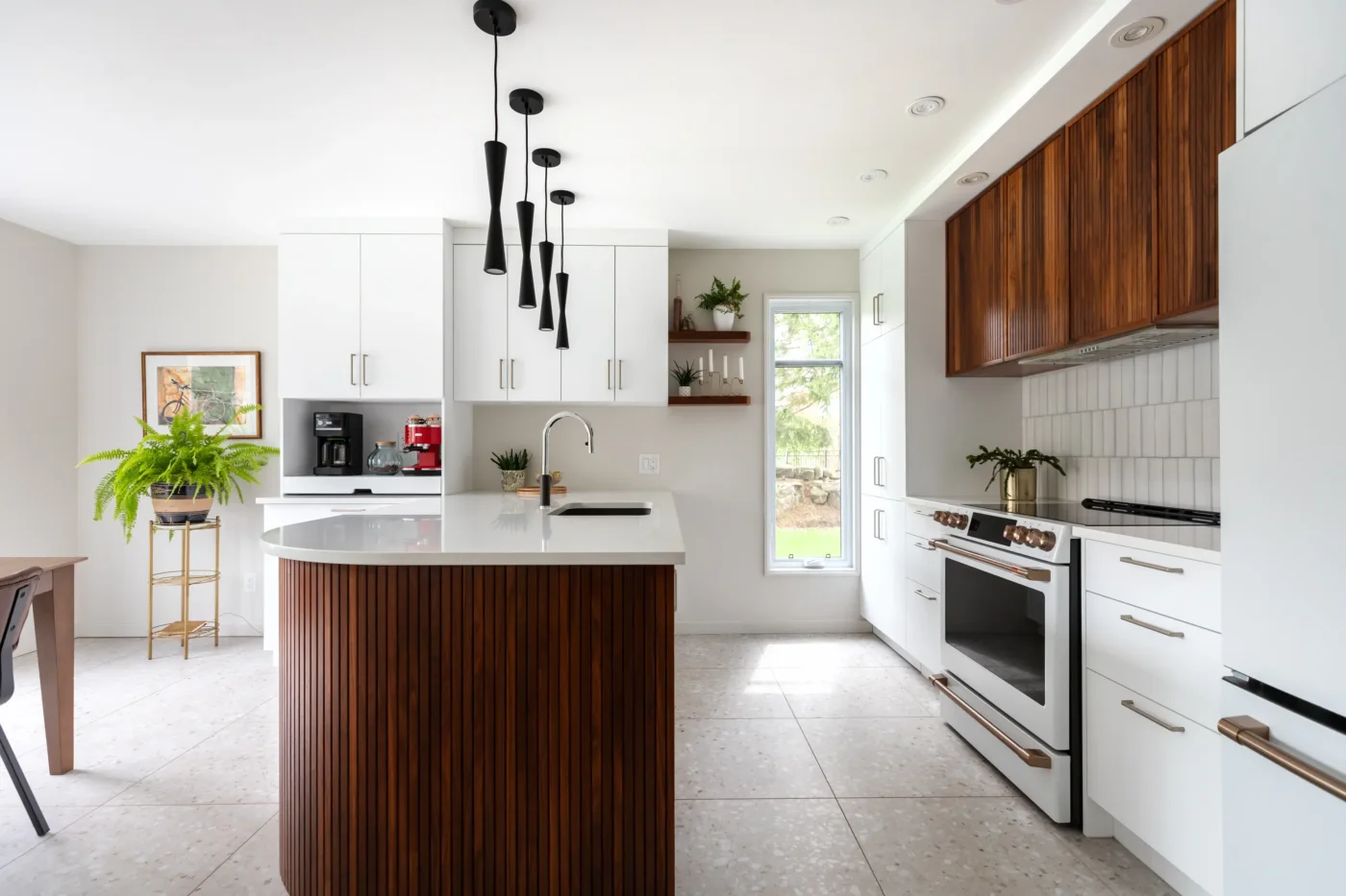 Cuisine moderne avec îlot en noyer et armoires blanches