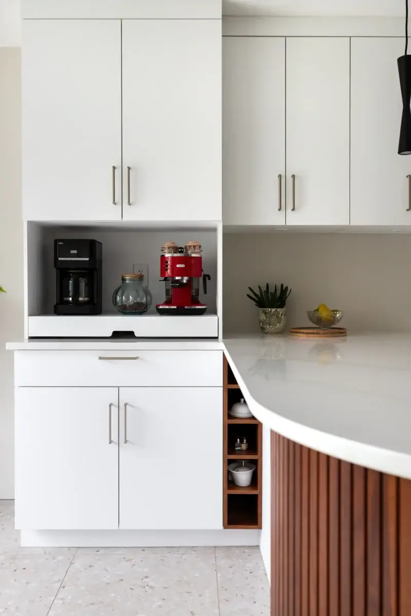 Coin déjeuner intégré avec machines à café encastrées