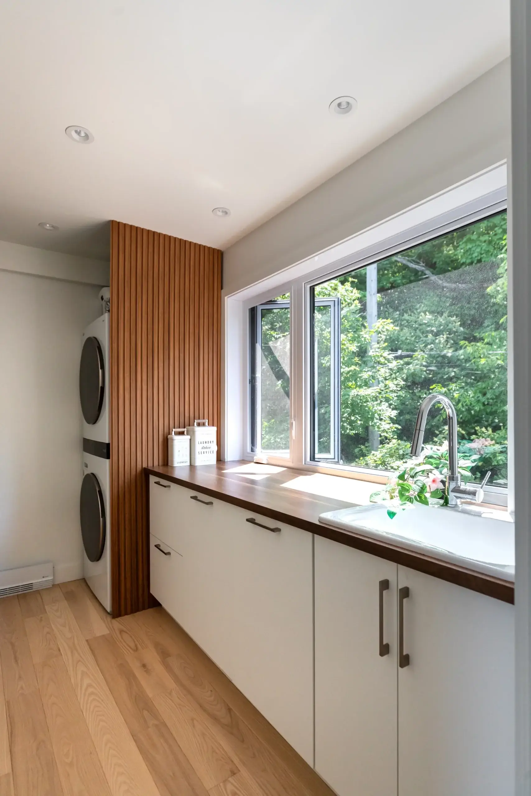 Salle de lavage sur mesure avec comptoir en stratifié et grande fenêtre