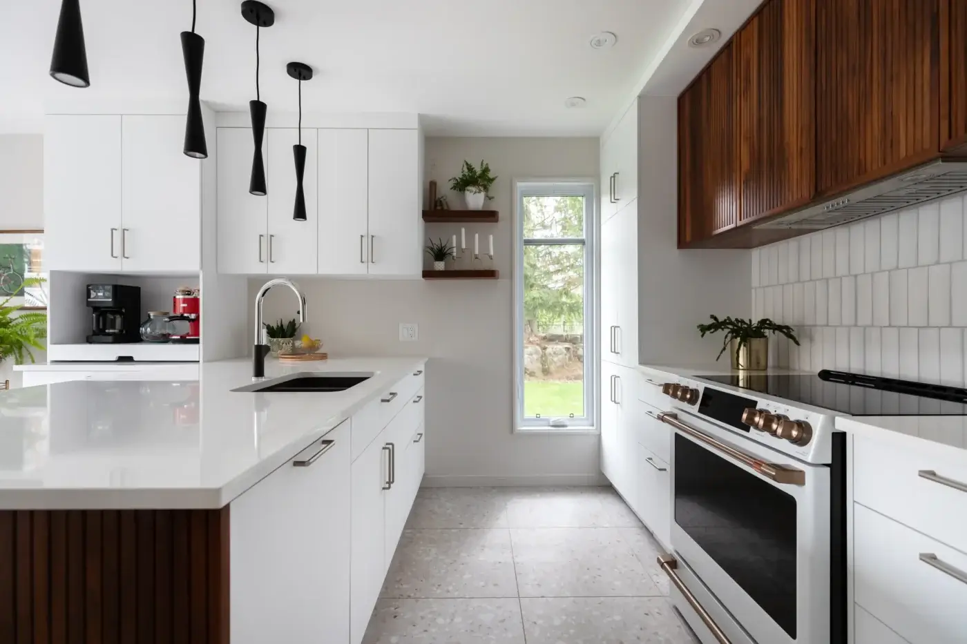Vue latérale sur la cuisine avec lumière naturelle et armoires blanches