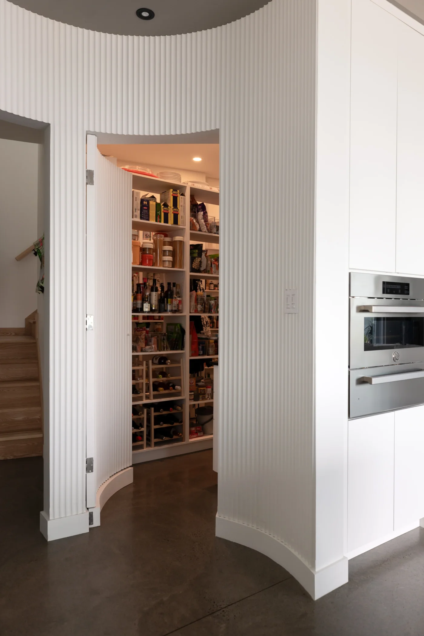 Intérieur d’un garde-manger walk-in avec rangement optimisé
