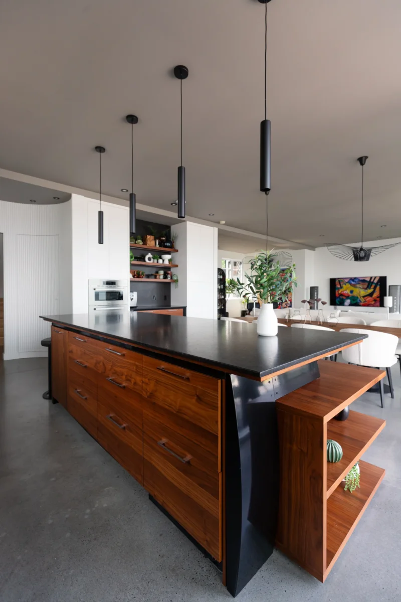 Îlot de cuisine avec rangement latéral ouvert en bois massif.