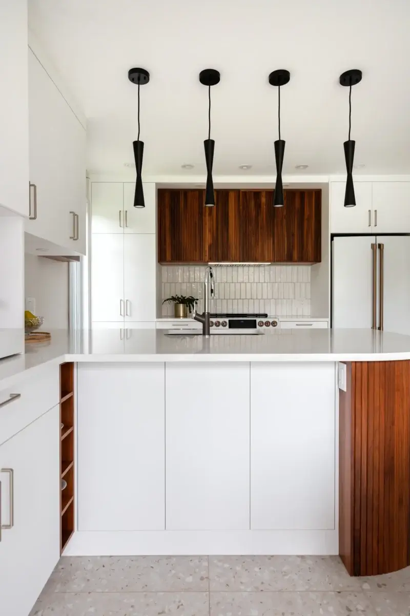 Vue arrière de l’îlot de cuisine avec espace de rangement bien pensé.