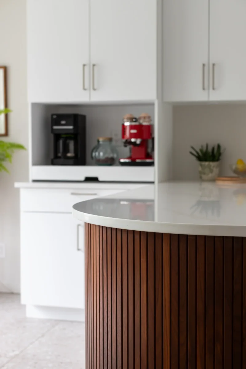 Détail de l’îlot en lattes de bois de noyer