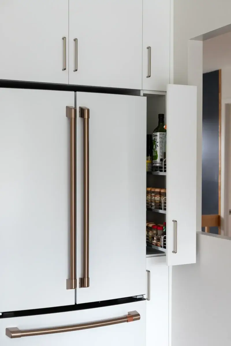 Tiroir coulissant pour épices près du réfrigérateur.