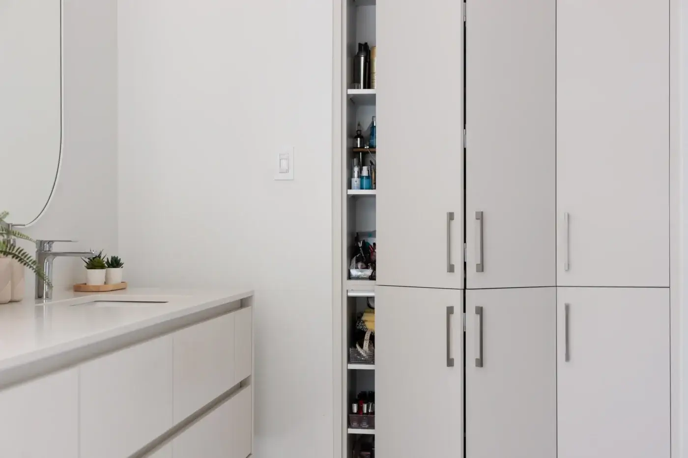 Armoire de salle de bain sur mesure avec quincailleries spécialisées et rangement organisé.