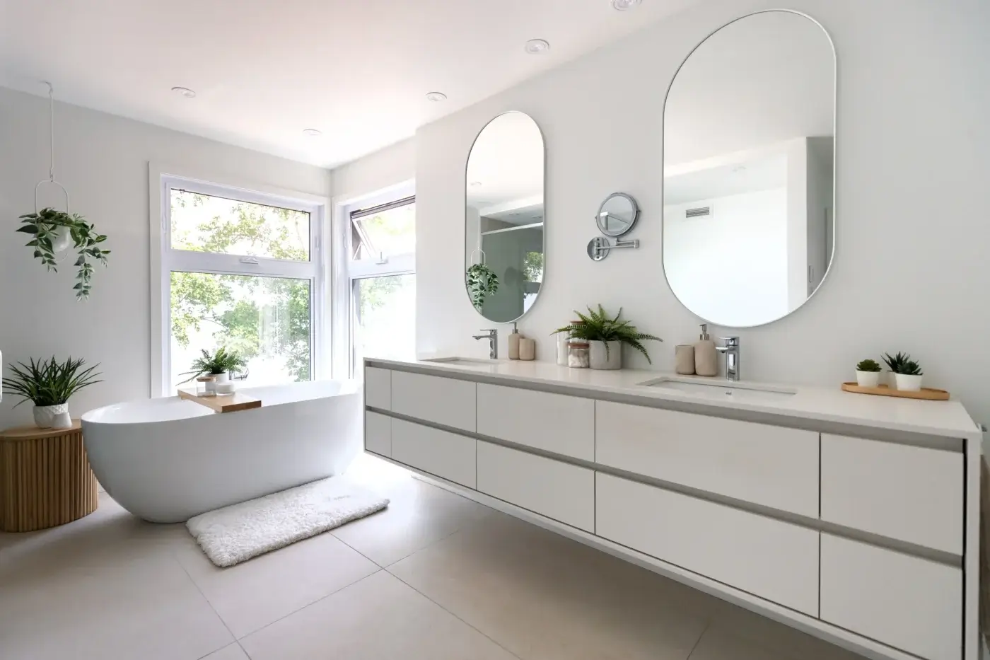 Salle de bain moderne sur mesure avec vanité flottante et baignoire autoportante.