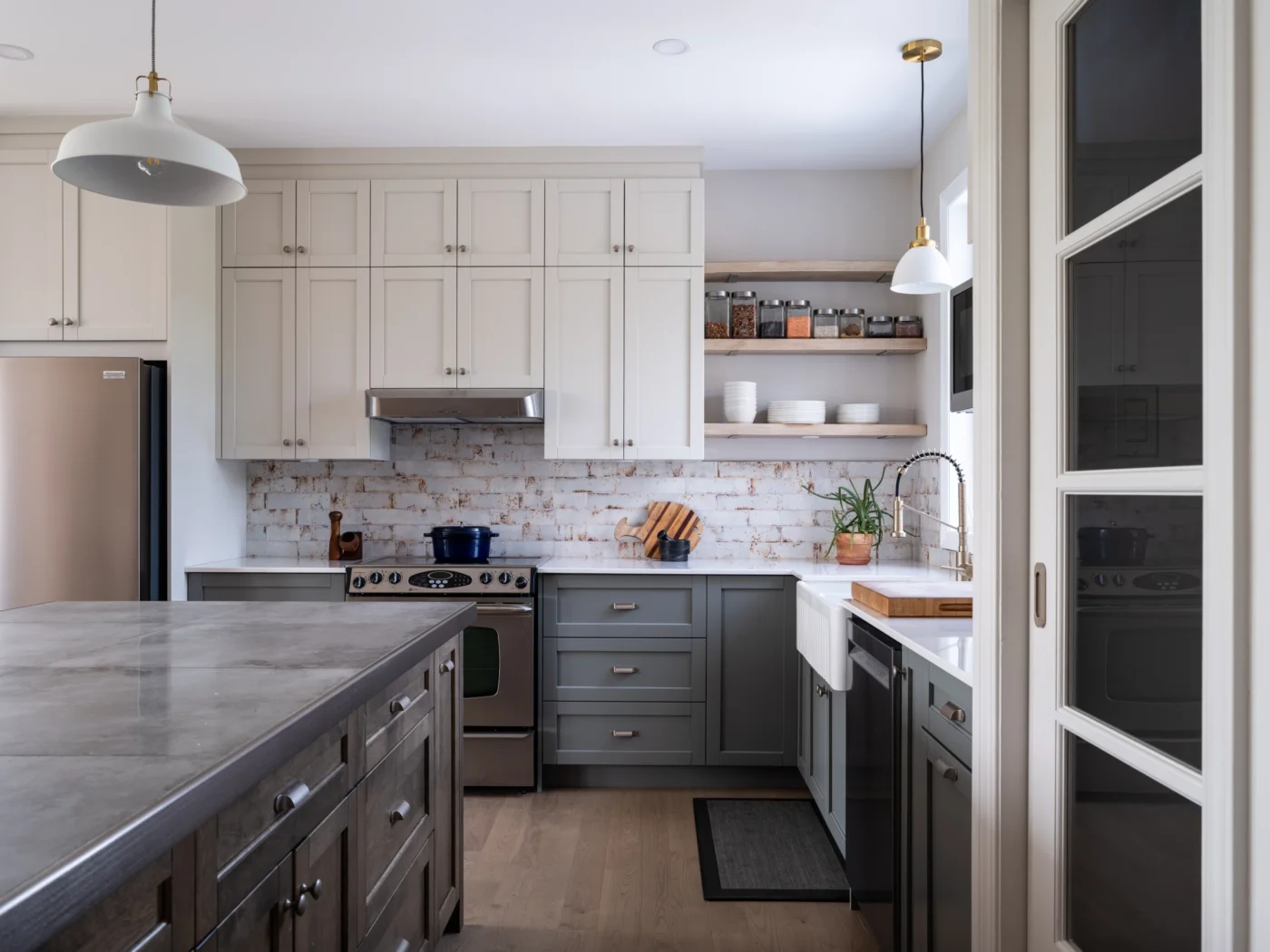 Cuisine neuve avec îlot central sur mesure et armoires shaker