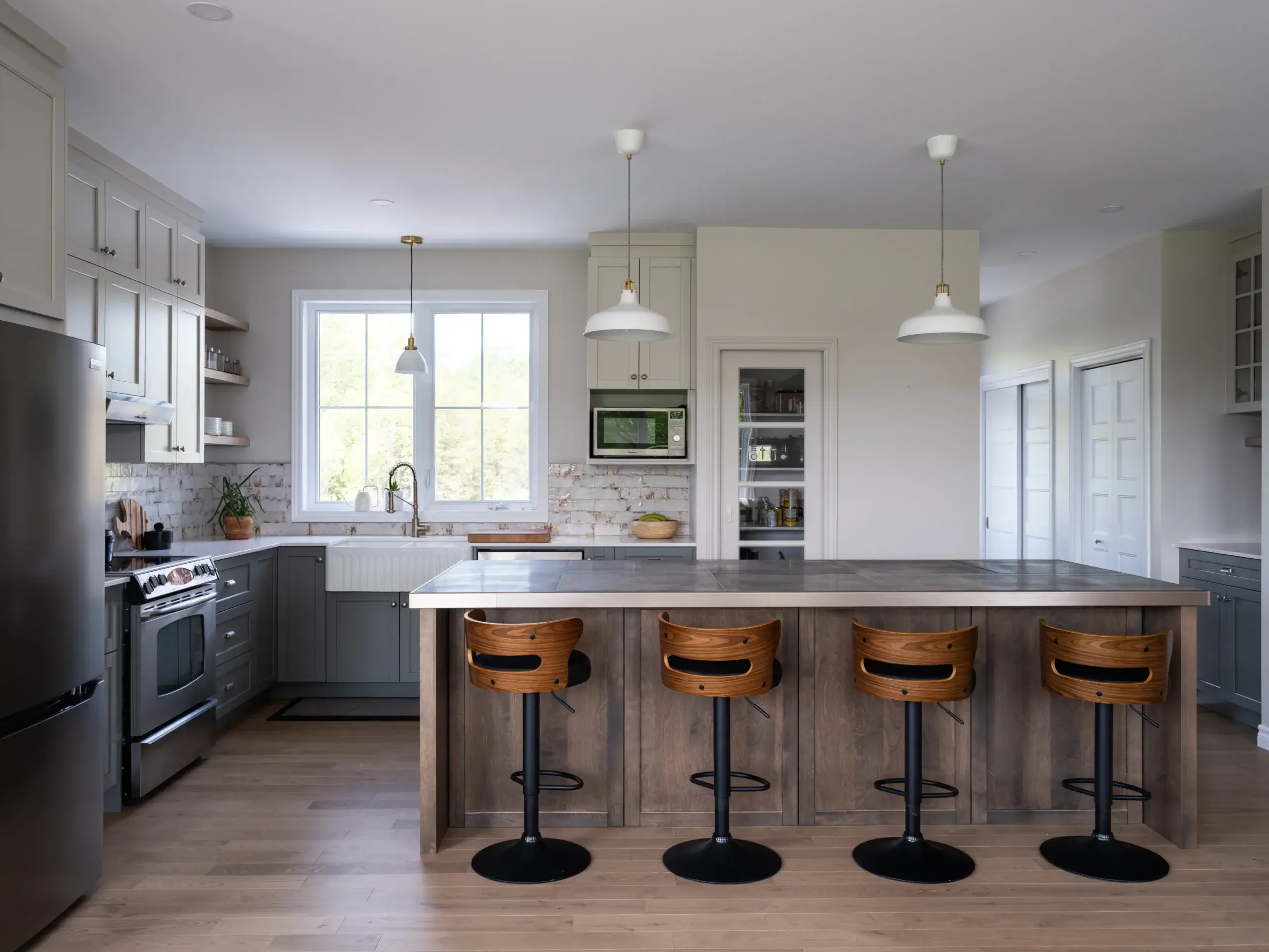 Îlot massif avec tabourets bois & cuir dans une cuisine sur mesure à Saint-Damase