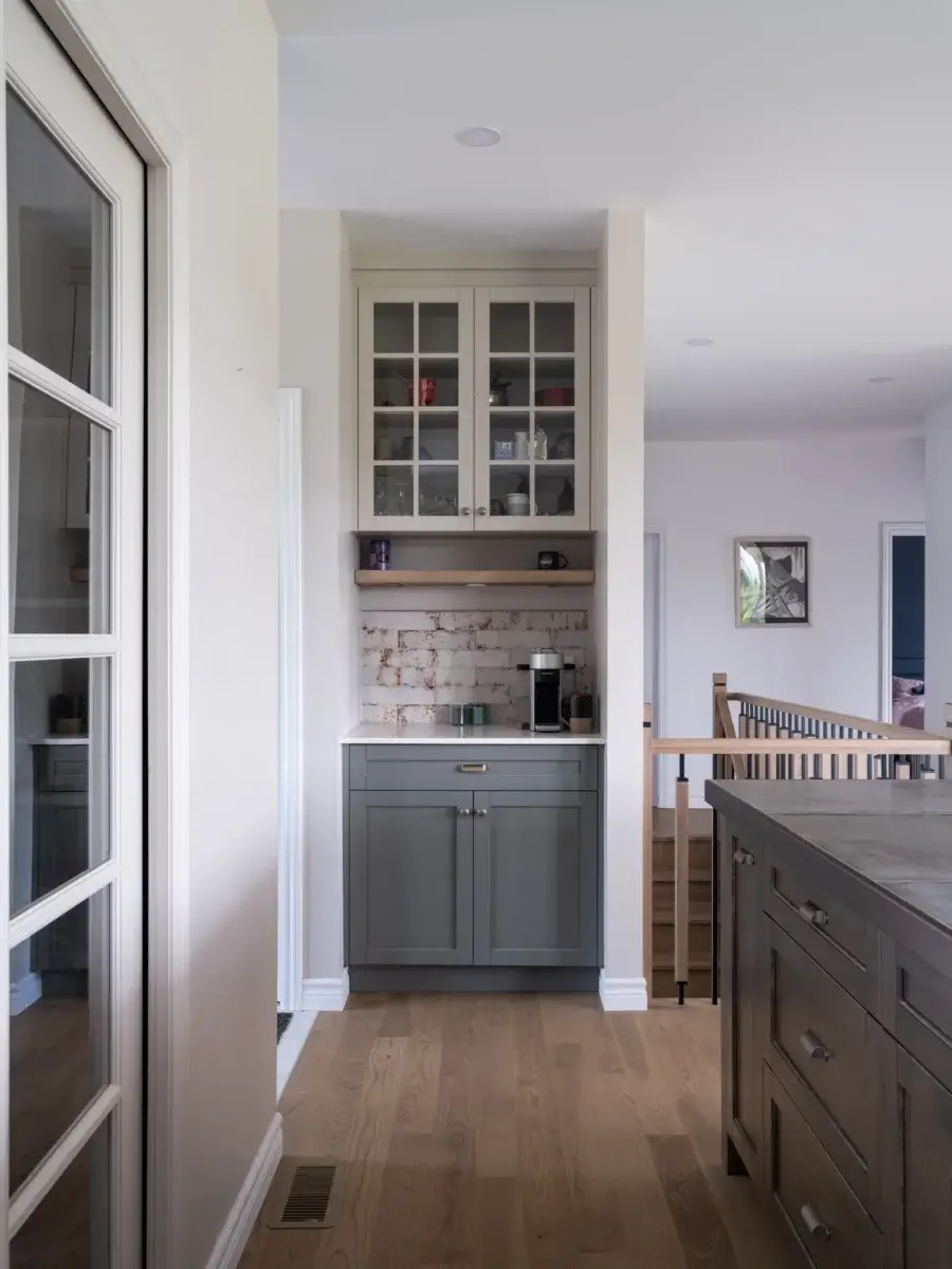 Coin café sur mesure dans une cuisine champêtre à Saint-Damase