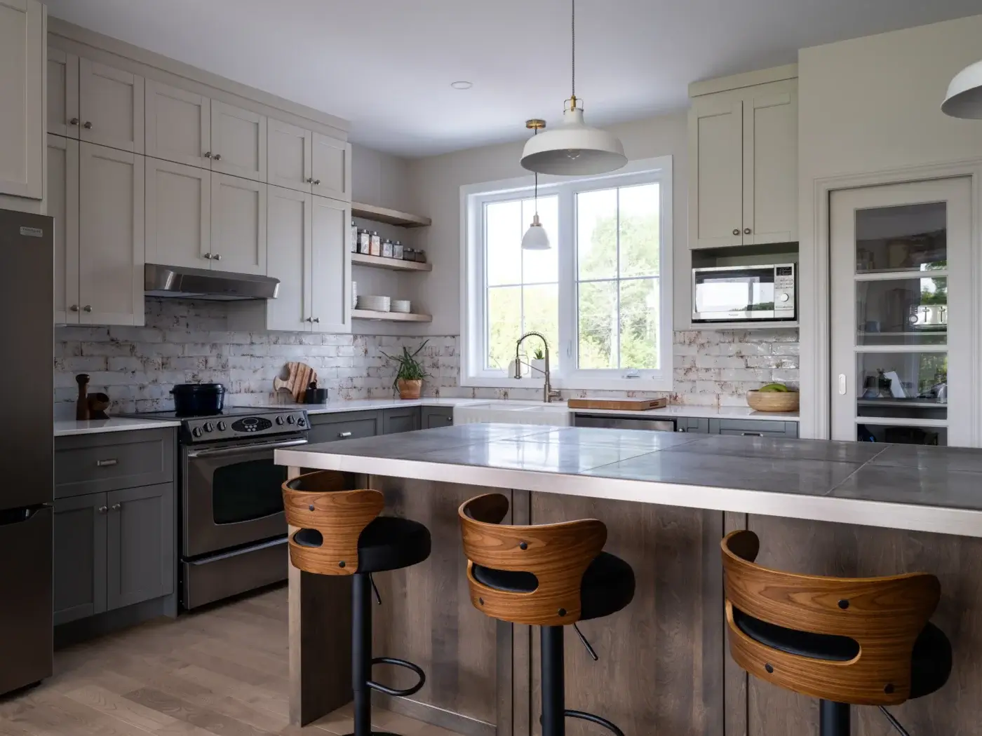 Cuisine champêtre moderne avec îlot en bois foncé et armoires greige