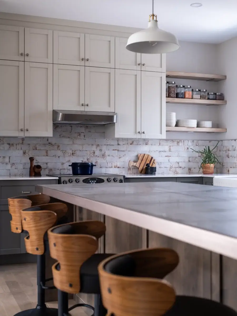 Mur de cuisson avec hotte et dosseret effet brique vieilli