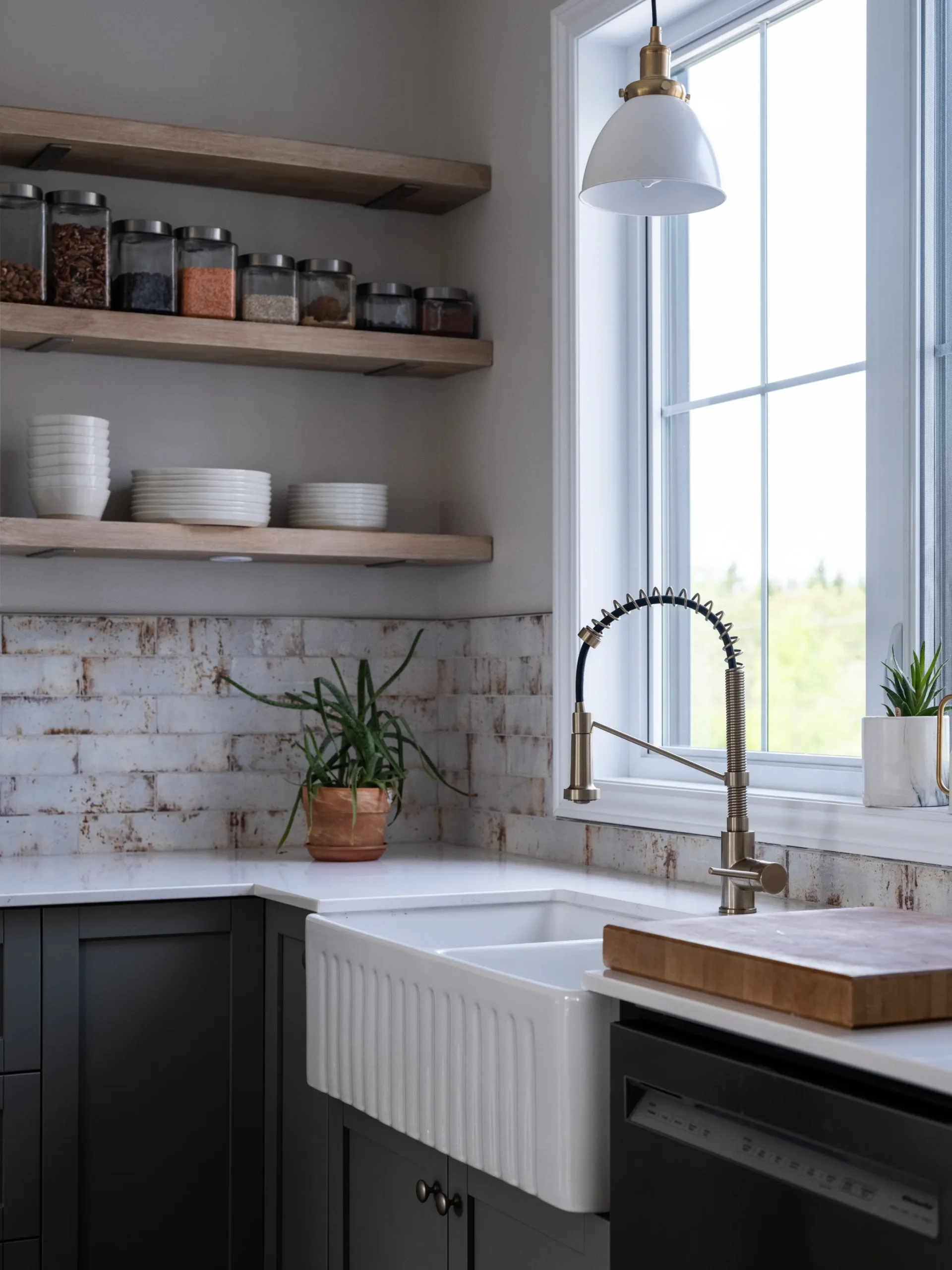 Cuisine style farmhouse avec évier apron front et robinet doré